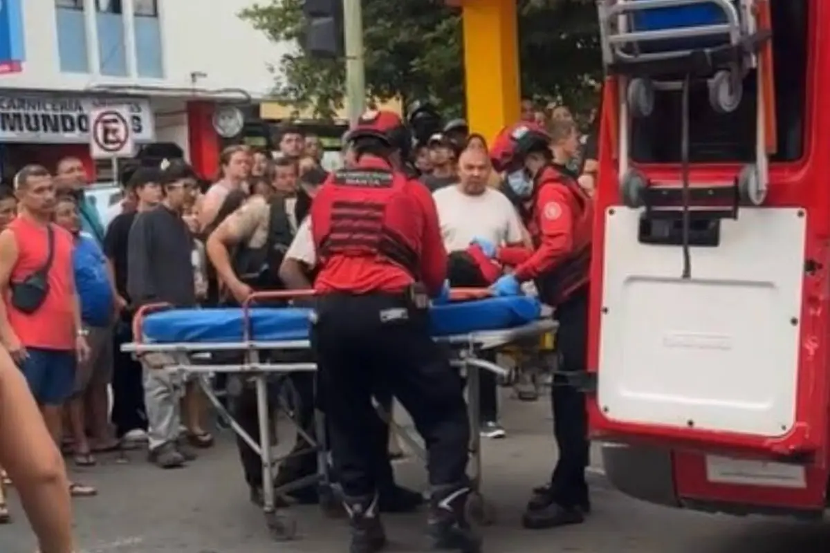 Agentes de la Policía llegaron al lugar y recabaron varios casquillos producto del ataque armado., Foto: Captura de pantalla
