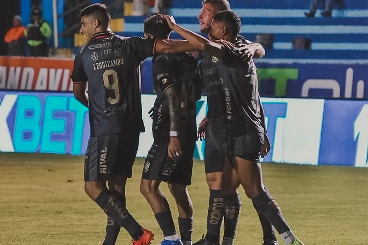 Jugadores de Deportivo Cuenca celebrando el gol de David González que les dio el triunfo en Loja., Foto: Redes Sociales
