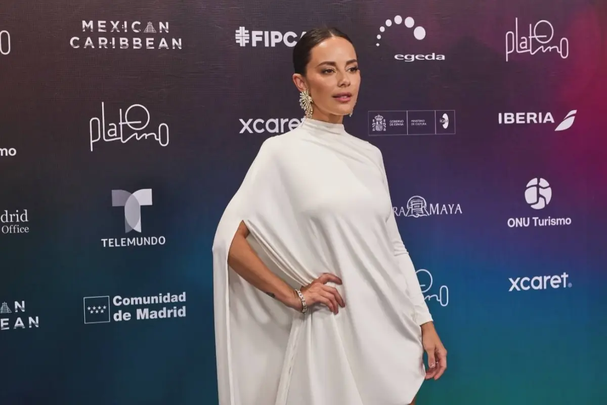 La actriz ecuatoriana María Elisa Camargo durante la alfombra roja de los Premios Platino., IG: mariaecamargo