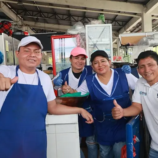 Un local de desayunos reúne cada día el trabajo de cuatro integrantes de una familia en Guayaquil
