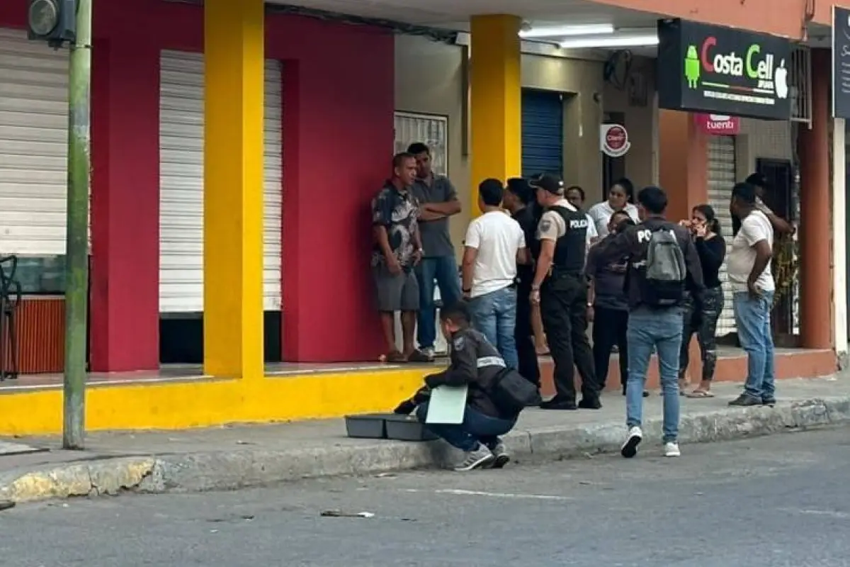 Agentes de varios servicios de la Policía Nacional llegaron al lugar del ataque para iniciar con lass investigaciones., Foto: El Diario