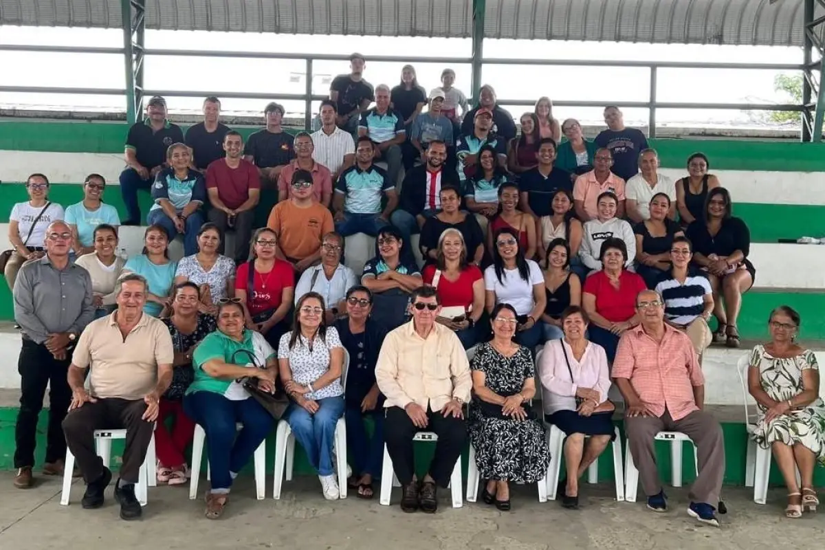 Varios de los exalumnos del colegio 13 de Octubre de Bolívar que se alistan para la celebración por el aniversario 60., Foto: El Diario
