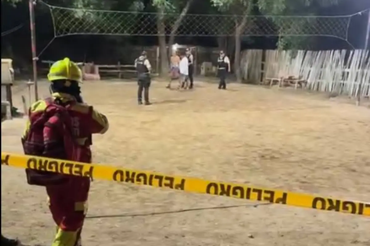 Los cuerpos de dos personas quedaron en puntos diferentes de la cancha tras el ataque armado en Las Jacuatas., Foto: El Diario