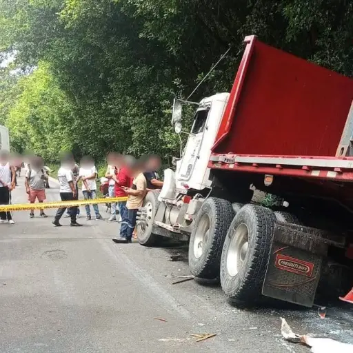 Choque entre tráiler y camión dejó un herido en la vía Alóag – Santo Domingo