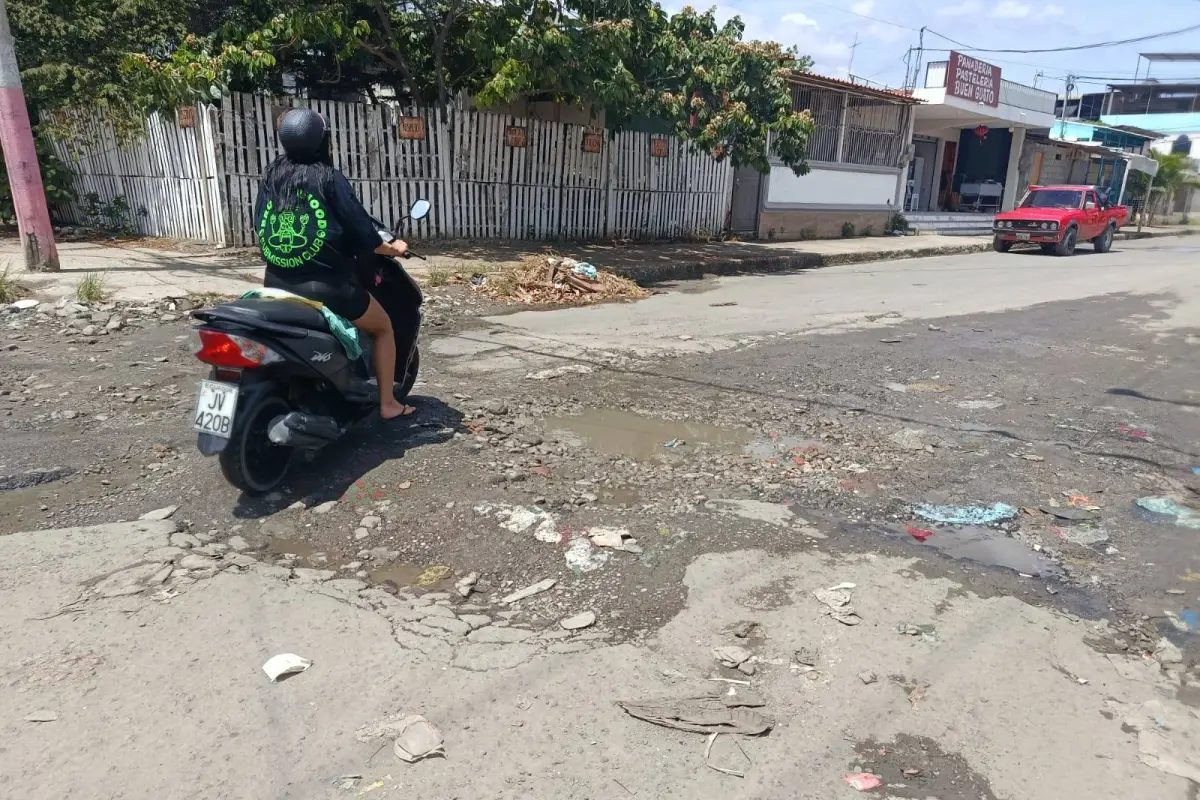 Así están varias calles en el barrio Miraflores, esta es la intersección de la 9 de Octubre y 1 de Enero. , El Diario