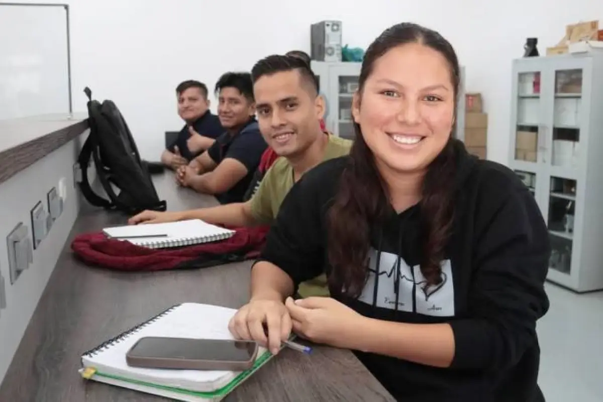 Inicio del periodo académico 2026 en institutos públicos de Ecuador con miles de estudiantes