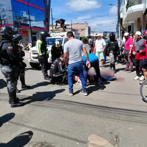 Motociclista lucha por su vida tras fuerte choque en Portoviejo