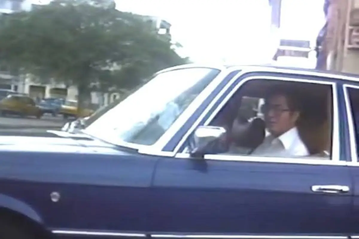 El expresidente Jaime Roldós Aguilera conduciendo su auto, un Mercedes Benz Clase E de 1968 de color azul., Foto: Captura de pantalla