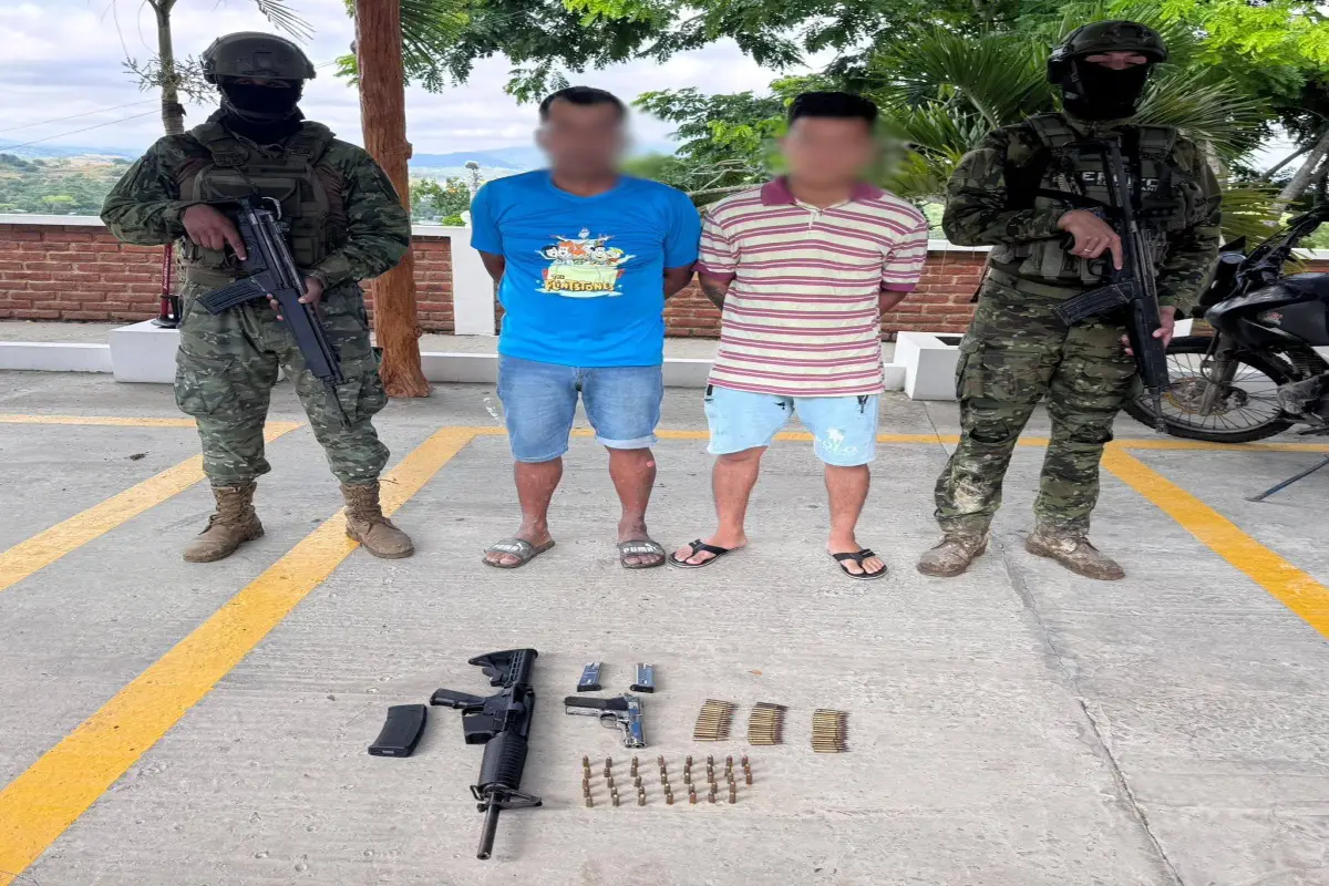 Los sospechosos que fueron encontrados bajo custodia de las armas quedaron a disposición de las autoridades juidciales., Cortesía