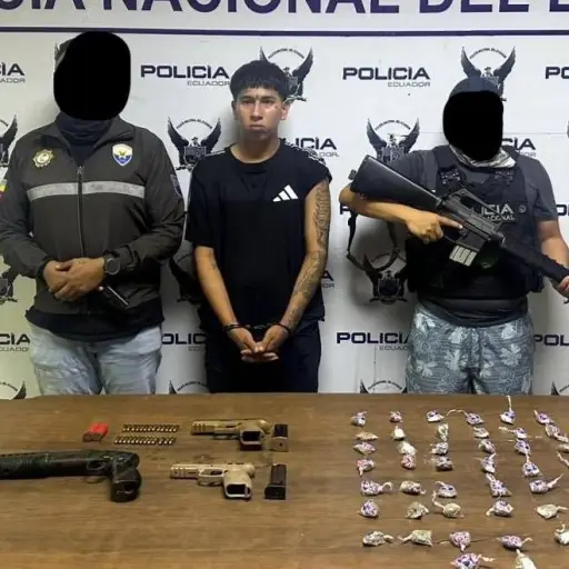 ¡Cayó alias “El Chino”! La Policía halló fundas con droga y tres armas de fuego dentro de una vivienda
