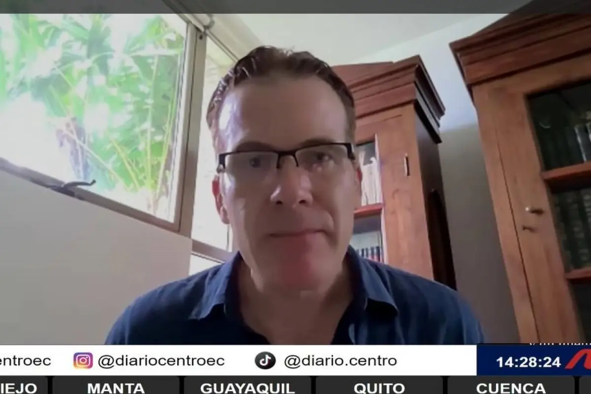 El economista Alberto Acosta Burneo en una entrevista con Manavisión Plus, Manavisión Plus