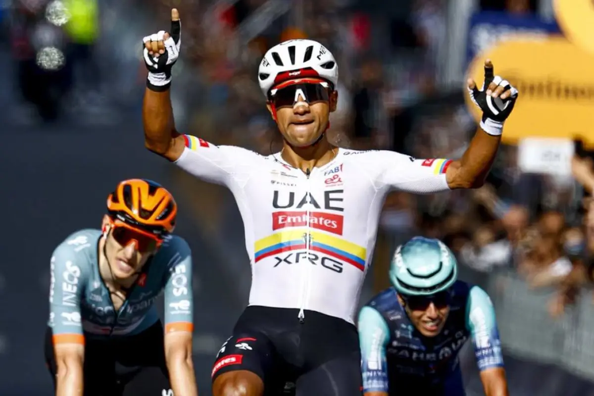 Jhonatan Narváez, integrante del equipo UAE Team Emirates, celebra tras ganar la Etapa 4 del Giro de Italia