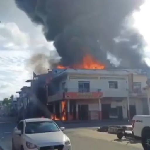 Esto se sabe del incendio en que afectó al menos dos viviendas y un asadero en Paján