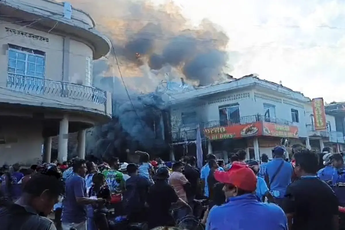 Decenas de personas se aglomeraron en las inmediaciones donde se dio el incendio., Captura de video