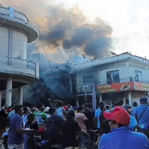 Devastador incendio consume supermercado en Paján y amenaza con expandirse