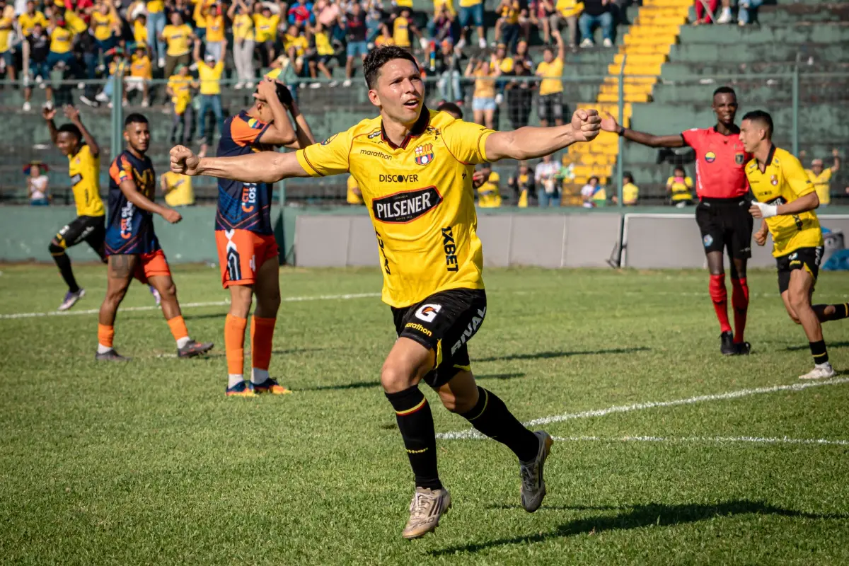 Tommy Martínez celebra el segundo gol de Barcelona ante Insutec