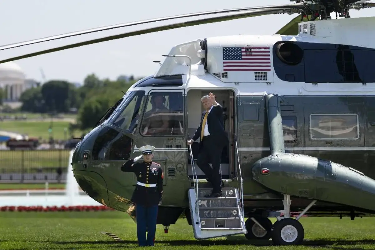 Donald Trump despidiéndose de empleados y funcionarios de la Casa Blanca antes de partir a China., Foto: Casa Blanca