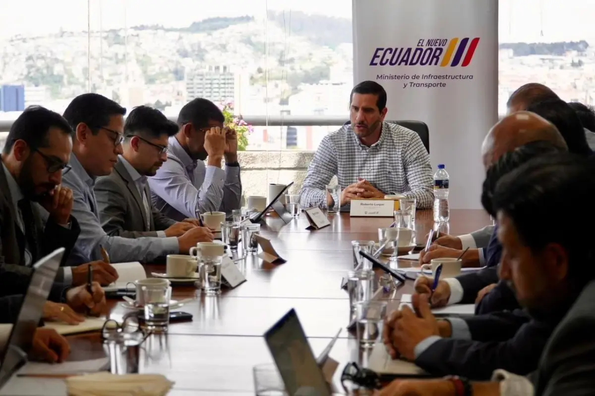 Roberto Luque, ministro de Infraestructura y Transporte, abre mesa de diálogo con transportistas., X: @MIT_Ecuador