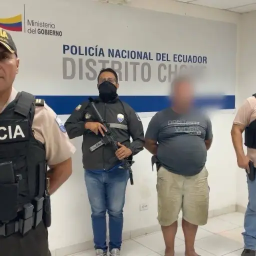 Detienen a hombre con arma ilegal en operativo en Chone
