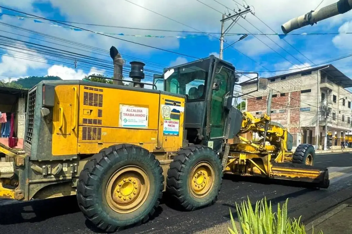 La intervención de maquinaria municipal en el arreglo de las calles.