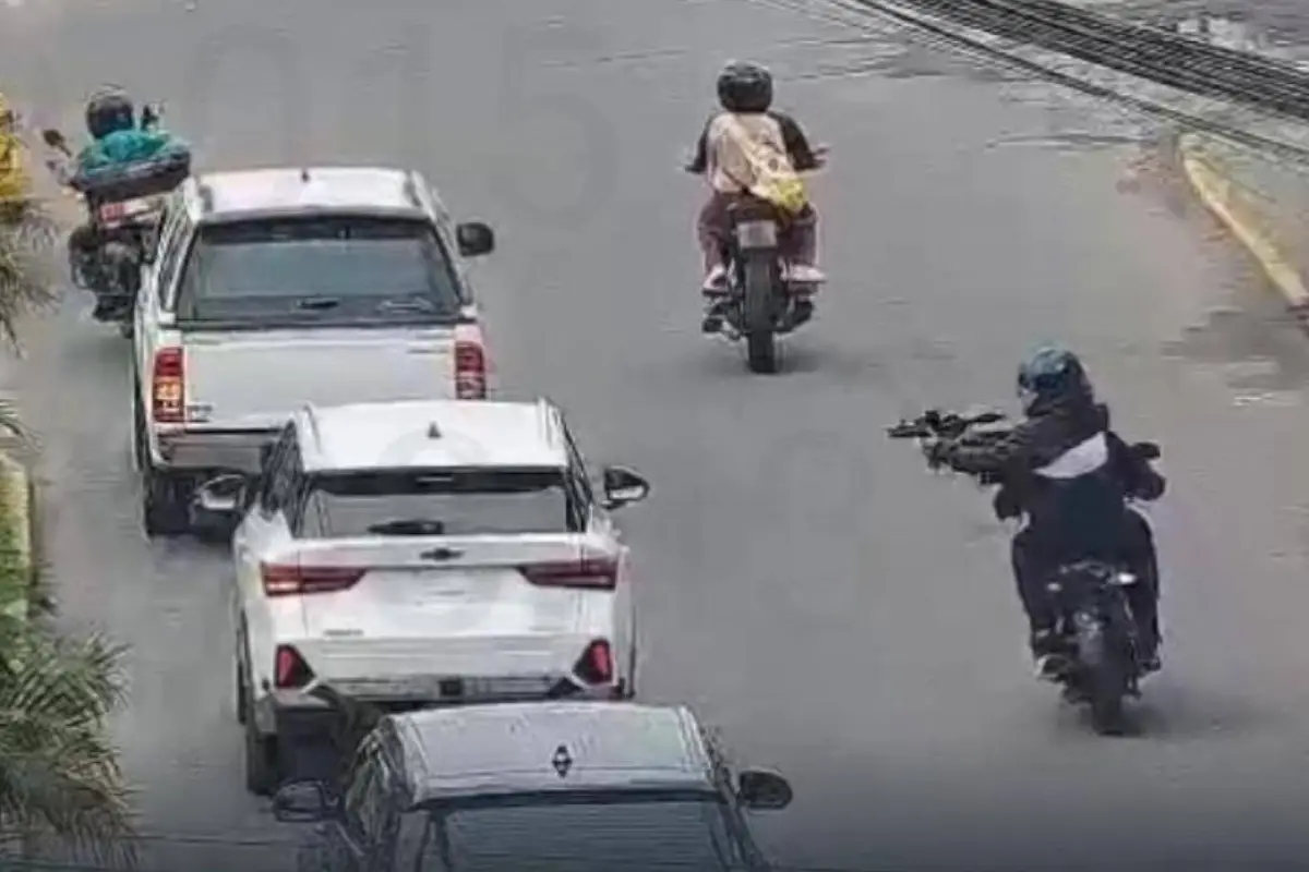Momento en el que los sicarios llegaron con armas largas a ejecutar el crimen. , Cortesía.