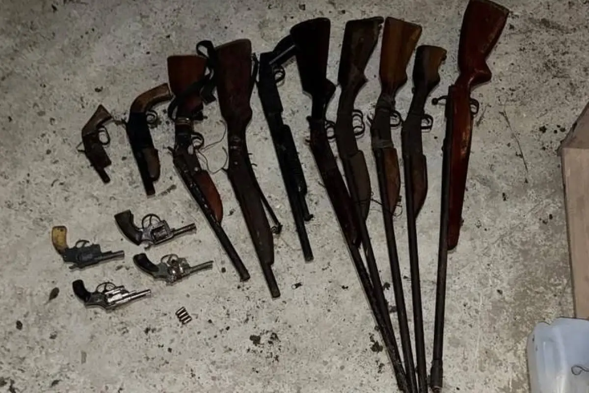 Las armas fueron incautadas y están bajo custodia policial., Cortesía