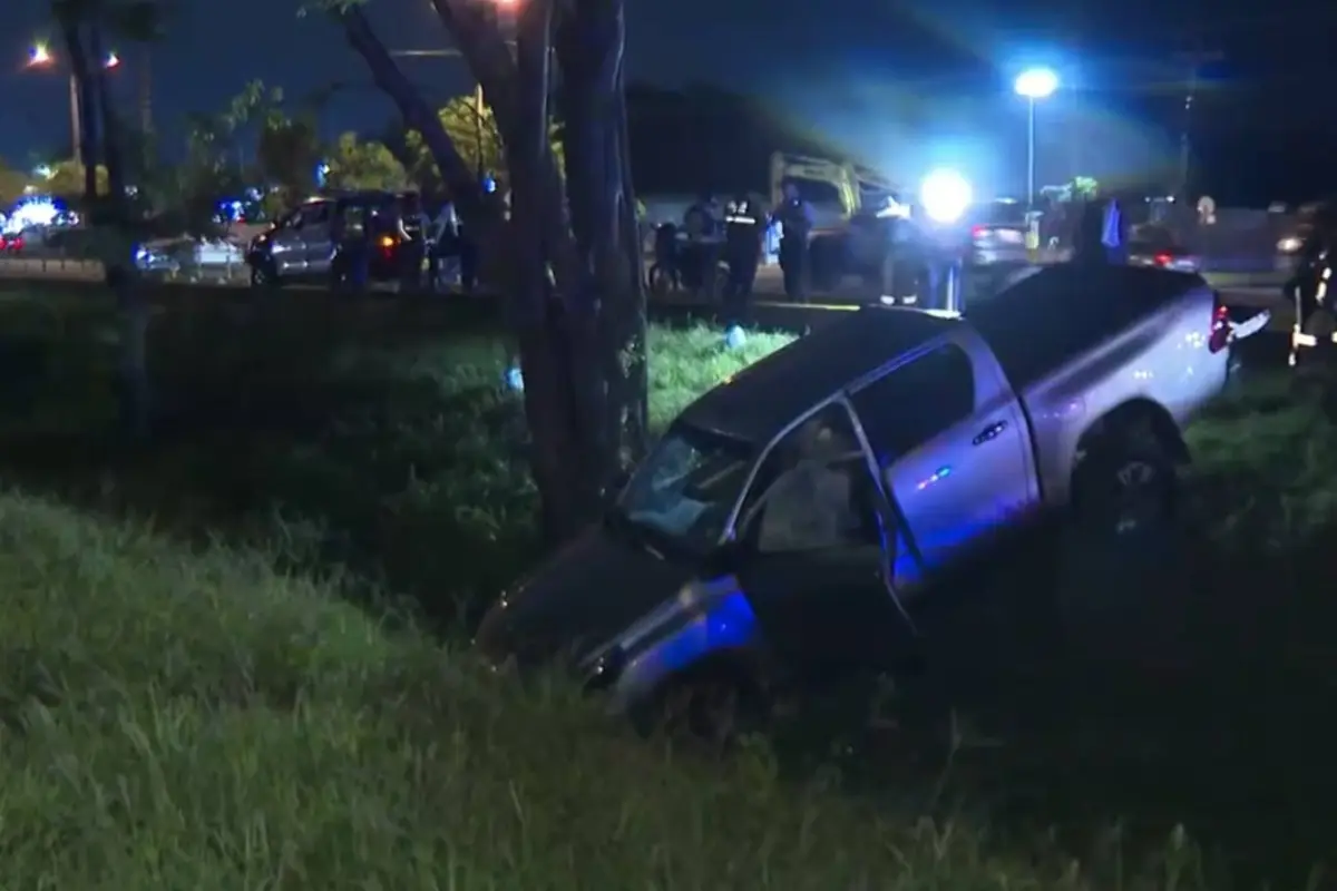 La camioneta terminó en una cuneta tras perder pista en pleno escape., Captura de video.
