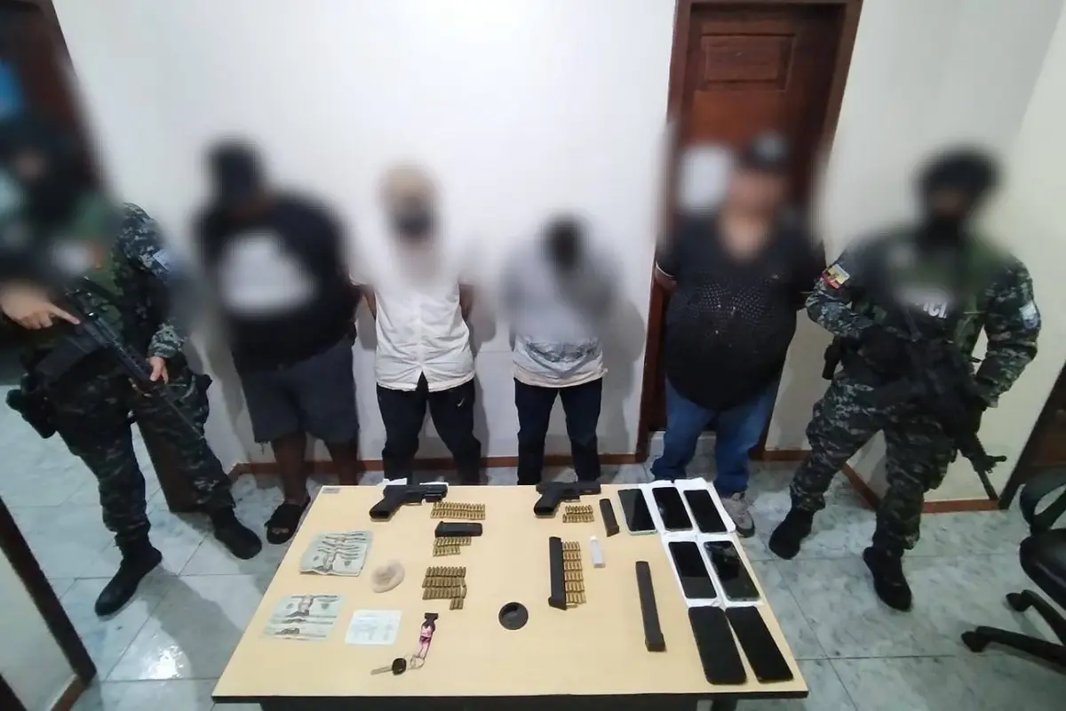 Los detenidos junto a la evidencia fueron presentados por la Policía., Cortesía