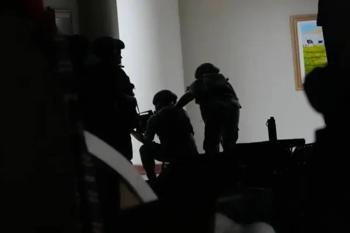 Agentes de Fuerzas Especiales de Filipinas tuvieron que acceder al Senado para  disminuir el riesgo., Foto: Agencias