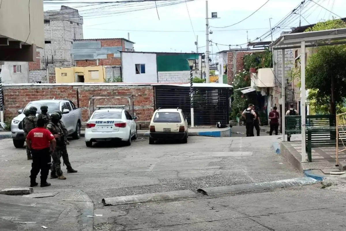 Agentes de la Policías y las Fuerzas Armadas llegaron al lugar de los hechos para brindnar seguridad., Foto: El Diario