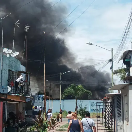 En minutos lo perdieron todo: incendio redujo a cenizas tres casas en Babahoyo