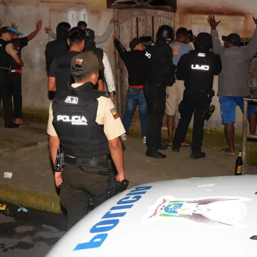 Diez personas fueron aprehendidas durante operativos de toque de queda en Santo Domingo