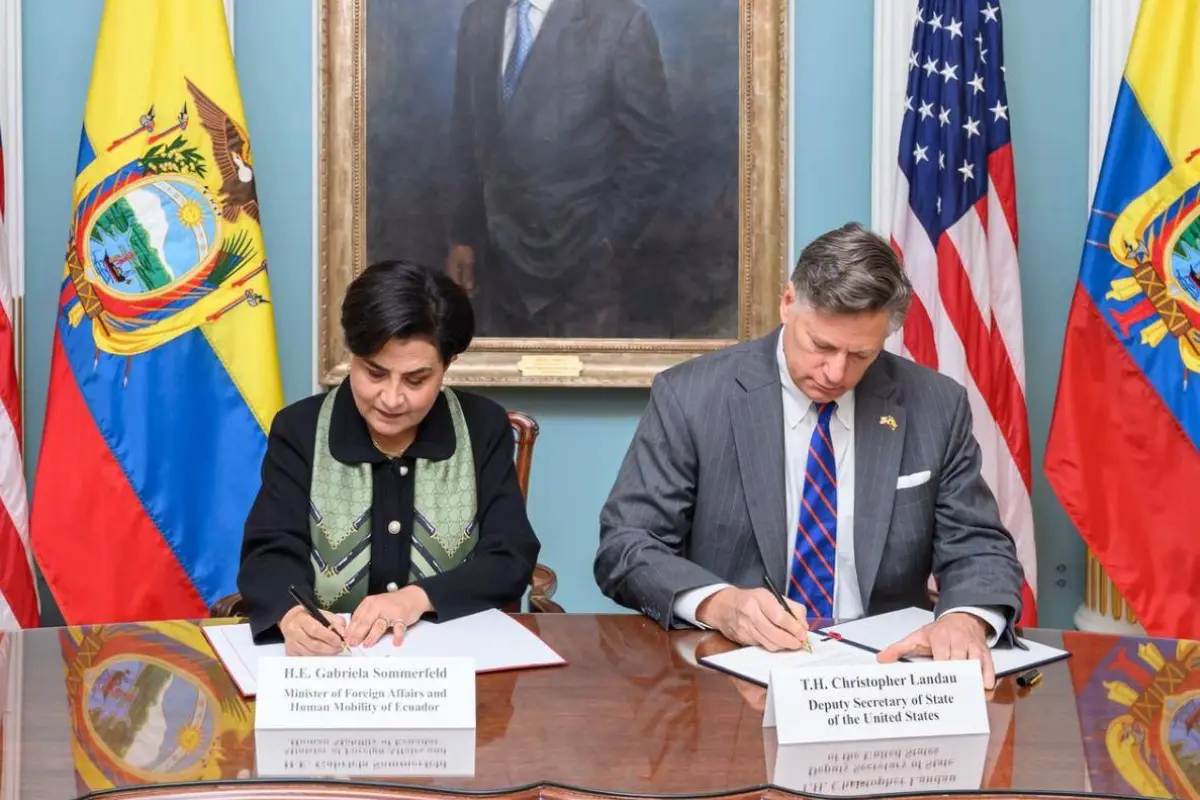 Canciller de Ecuador firma acuerdo de capacitación diplomática en Estados Unidos junto a delegación oficial