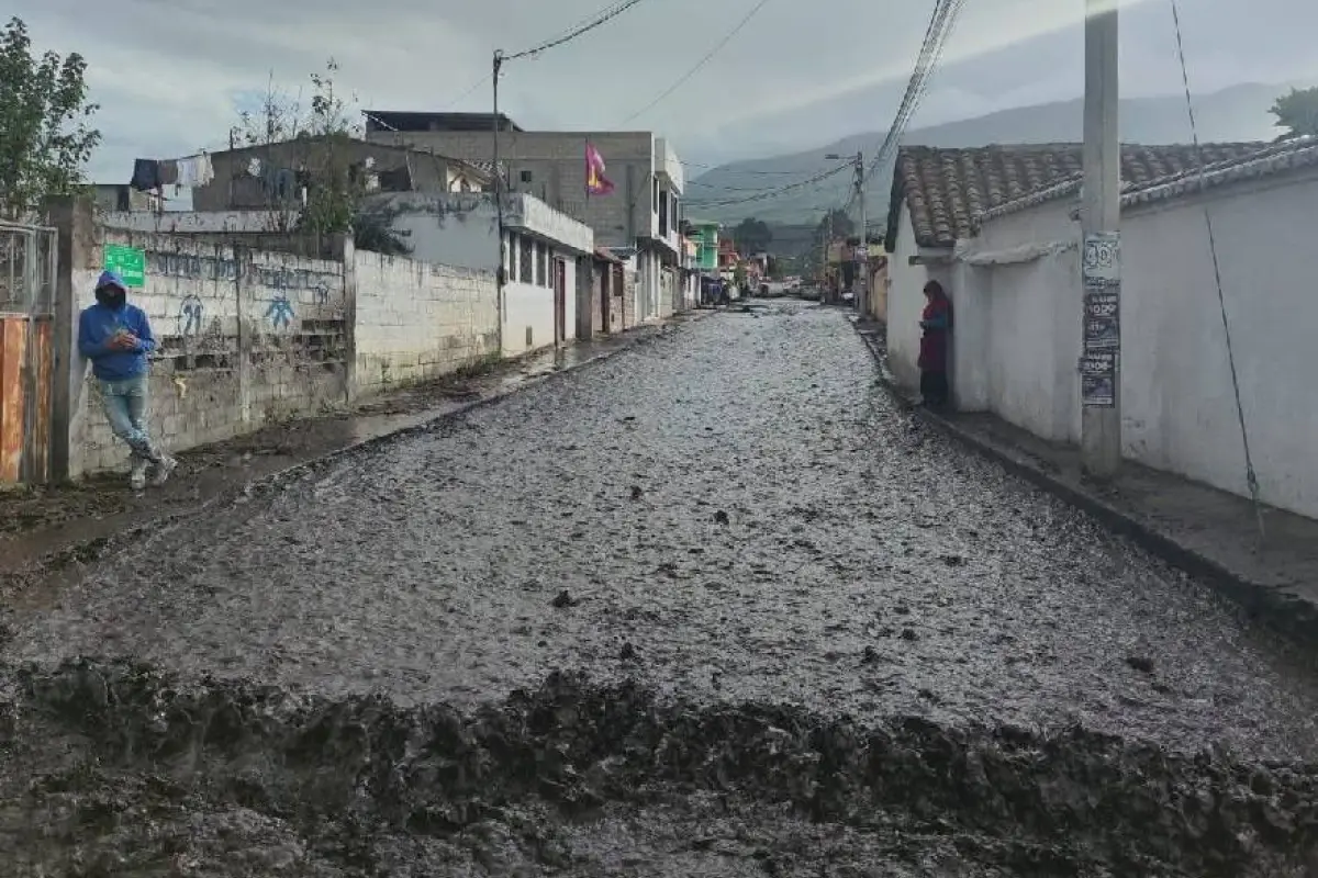Aguas con lodo, piedras y hasta pedazos de madera bajaron de las quebradas hacia la Panamericana Sur., Foto: Redes Sociales