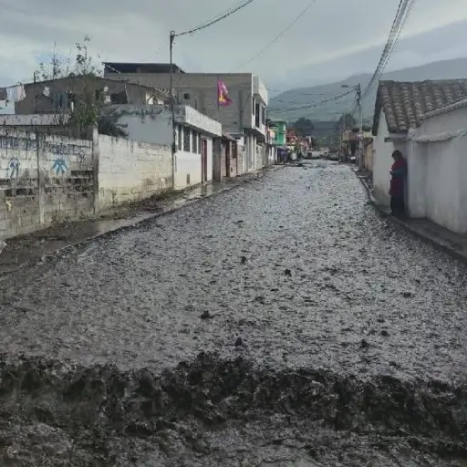 Aluvión en el cantón Mejía dejó atrapados varios vehículos y causó pánico entre los habitantes
