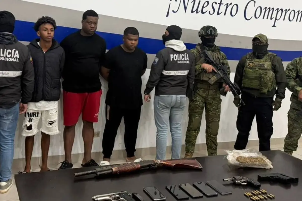 Los tres sospechosos fueron detenidos con varias armas de fuego, municiones y droga., Foto: X John Reimberg