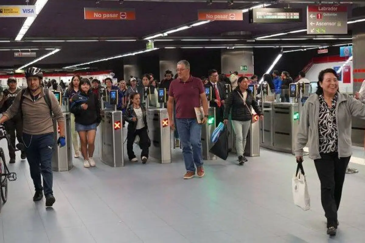 Quito registra aumento de pasajeros en el Metro durante reportes de escasez de combustible