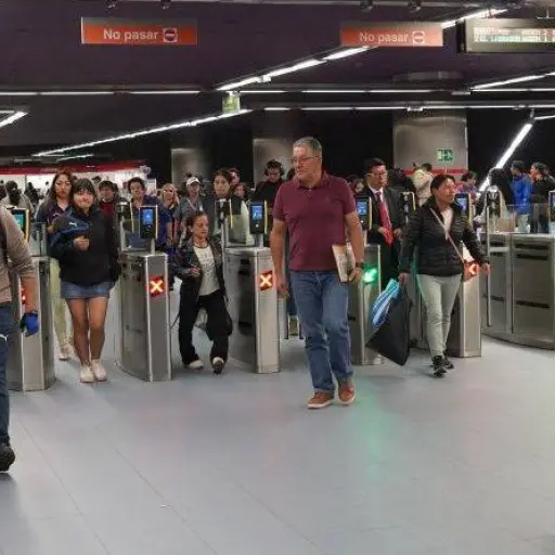 Quito registra aumento de pasajeros en el Metro durante reportes de escasez de combustible