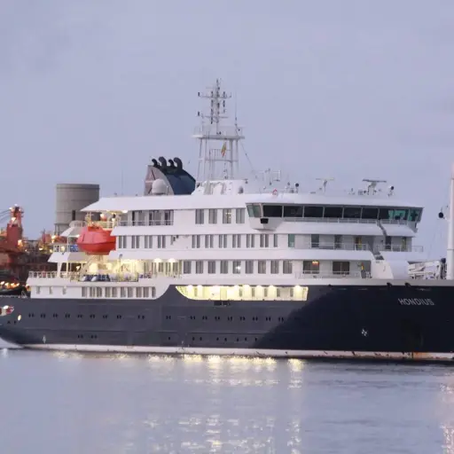 El crucero MV Hondius atracó en Canarias bajo estrictas medidas sanitarias