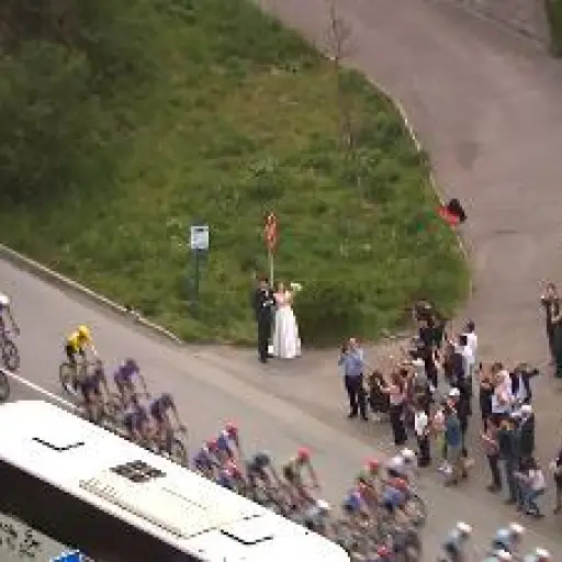 El Giro de Italia 2026 dejó una escena romántica al borde de la carretera