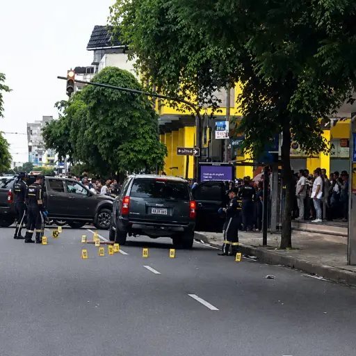 Tres fallecidos deja ataque armado contra vehículo en el centro de Guayaquil