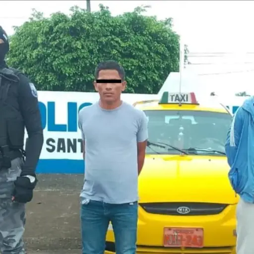 Dos detenidos tras hallazgo de drogas dentro de taxi en Santo Domingo