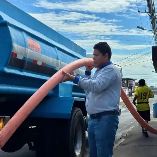 Habitantes de San Pedro recurren a tanqueros ante la demora en la normalización del agua potable