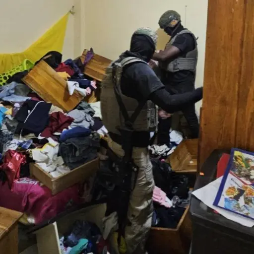 Militares del GOMAI incautaron armas y vehículos durante un operativo de inteligencia en Montecristi