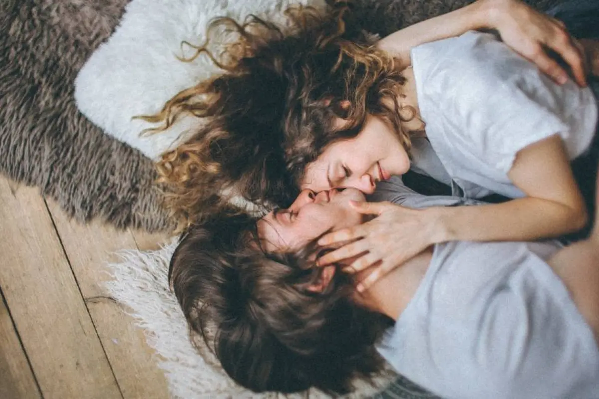 Compartir o entender el lenguaje del amor de tu pareja puede hacer la diferencia en la relación. 