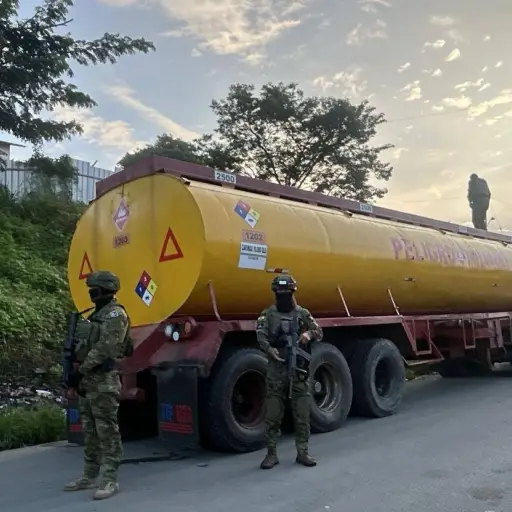 Decomisan un tanquero con 10 mil galones de combustible ilegal en Guayas