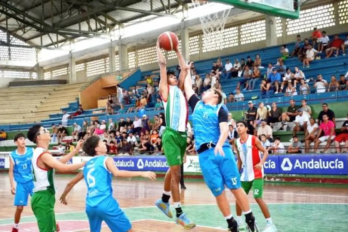 Acciones de la final entre Portoviejo y Manta en el coliseo José Saltos.