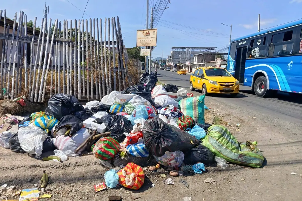 Basura acumulada en la Interbarrial y calle 307. Según vecinos es producto de la feria que se realiza en el sector El Pollero., El Diario