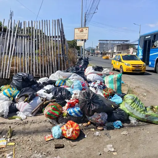 Acumulación de basura persiste en Manta: Logística, toque de queda y daños mecánicos limitan la recolección