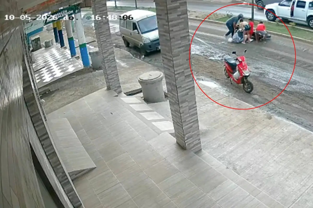 Un motociclista se resbala por el estado de la vía